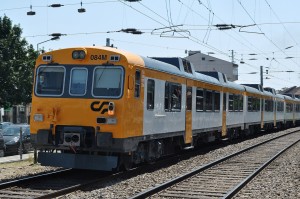 El Tren Celta Oporto-Vigo, operado con "Camellos" 592 alquilados por CP a Renfe, pasando por la estación de Rio Tinto al norte de Oporto. Foto: Giacomo Giugiaro