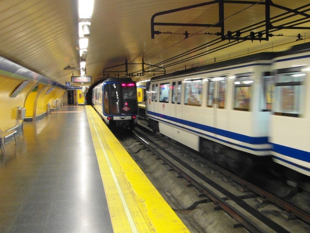 Dos trenes 2000 "Burbuja" de Gálibo estrecho a 600Vcc se cruzan en la estación Callao del metro de Madrid. Foto: IngolfBLN