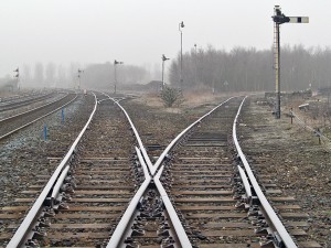 En esta foto, realizada por David Ingham en la estaciónn Caastleton East Juntion, se pueden observar los elementos básicos que forman un ferrocarrril y las traviesas que mantienen el ancho de vía.