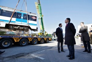 El presidente de la Comunidad de Madrid, Ignacio González, observa cómo suben al camión el primero de los trenes de la serie 6000 que parte a Buenos Aires. Foto © Metro de Madrid.