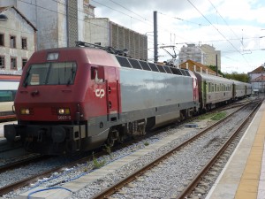 Locomotora 5607 de CP con un Intercidades en la estación de Faro. Foto: Miguel Bustos.