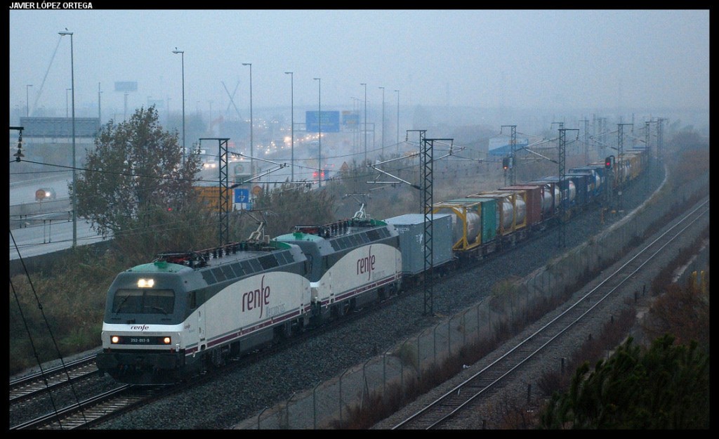Tren internacional de Renfe mercancías circulando por un tramo de doble ancho de vía en Barcelona. Foto de Javier López Ortega , Ferropedia