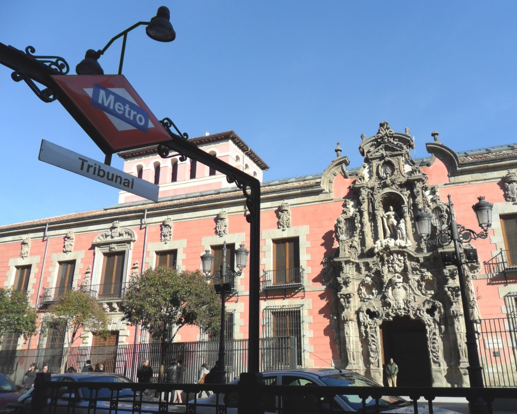 Vista de la salida de Metro Tribunal y del Museo Municipal de Madrid