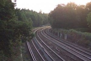 Raíles hacia el atardecer en Woking, Inglaterra. Foto de Ron Strutt, Geograph.org.uk