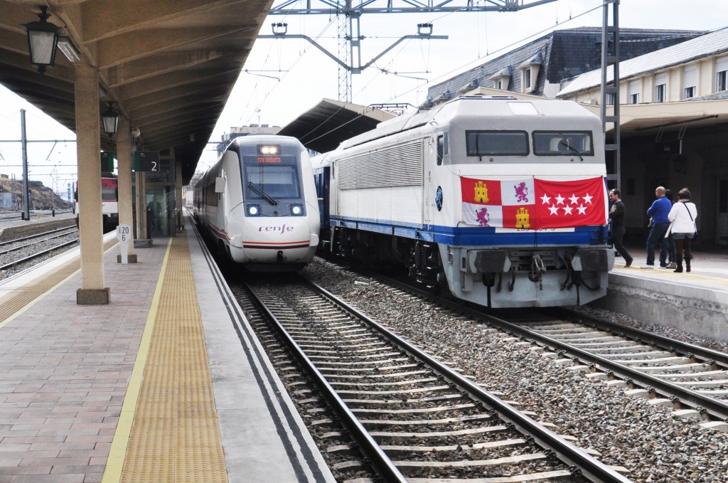 Es el segundo año que la AAFM fleta el Tren de los 80 con destino a las fiestas de Ávila. 