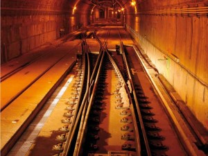 Imagen de un desvío de doble ancho de vía dentro del túnel del aeropuerto de Barajas, por donde llegarán los trenes de alta velocidad. Foto: Ministerio de Fomento.