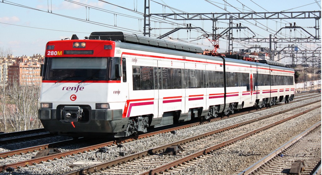 La 447-140 de Renfe Cercanías en pruebas por Fuente de la Mora luciendo la C en el logotipo. Foto: © Gonzalo Rubio.