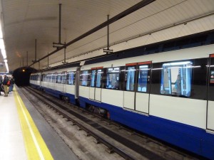 Tren de la serie 7000 del metro de Madrid, similar al del descarrilamiento, en la estación de Nuevos Ministerios. Foto: galio.