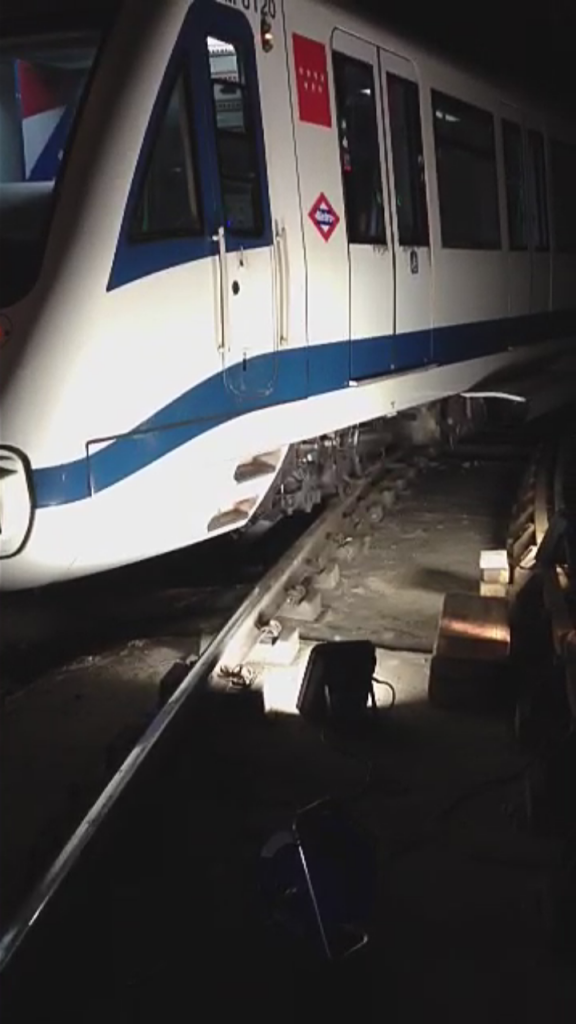 El tren del metro de Madrid que ha sufrido el descarrilamiento en Nuevos Ministerios. Imagen difundida en Twitter.