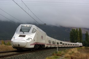 Tren de alta velocidad de Renfe de la serie 130 circulando en un día nublado por Navarra. Foto: André Marques.