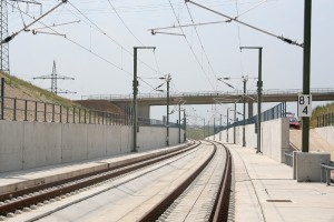 Los peraltes y la pendulación son las soluciones empleadas en el ferrocarril para aumentar la velocidad máxima en curva. Un ejemplo es esta curva peraltada en la línea de alta velocidad Nuremberg–Ingolstadt cerca de Geisberg-Tunnel. Foto: Sebastian Terfloth