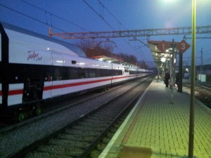 El prototipo del Talgo AVRIL, viajando sobre bogies vevey (diploris) amanece en la estación de Ciempozuelos. Foto © @Toarne.