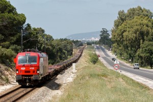 Las vías del tren y las carreteras podrían pertenecer a una misma empresa. Foto: Nuno Morão.