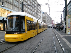 Tranvía moderno Flexity de Bombardier en Berlín. Foto: kaffeeinstein