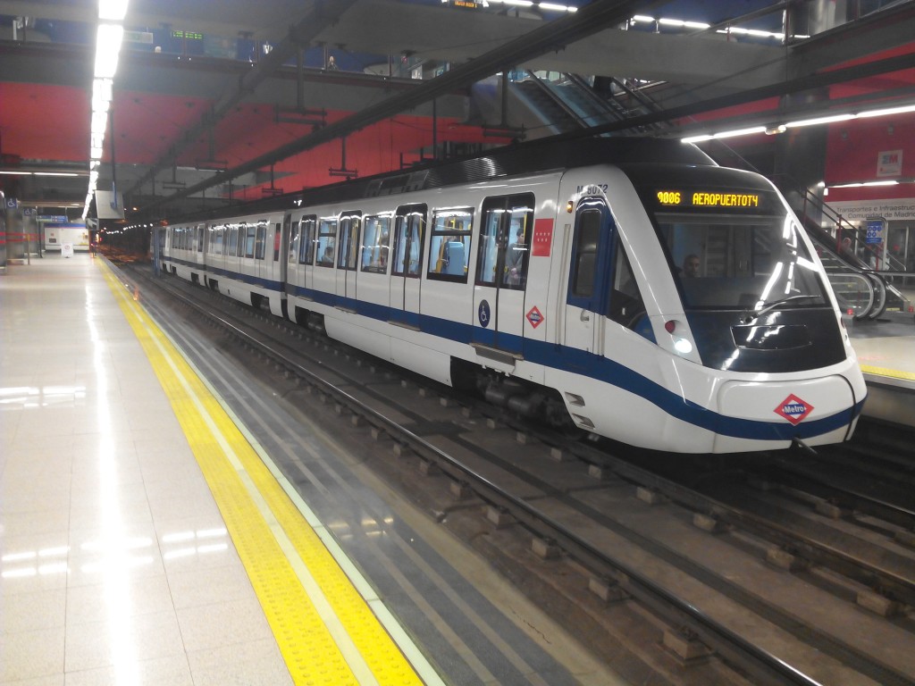 El nuevo tren 8000 de la línea 8 del metro de Madrid en Nuevos Ministerios. Foto: Miguel Bustos.