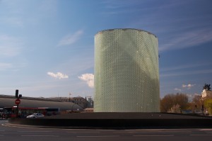 Monumento de recuerdo a las víctimas de los atentados del 11-M de 2004 junto a la estación de Atocha Cercanías. Foto: Barcex.