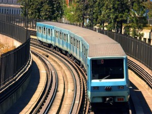 Un NS-74 del metro de Santiago de Chile entre Parque O'Higgins y Toesca. Foto: Ariel Cruz Pizarro.