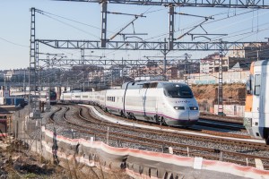 Tren de alta velocidad de la serie 100 de Renfe-Operadora en La Sagrera. Foto: evarujo.