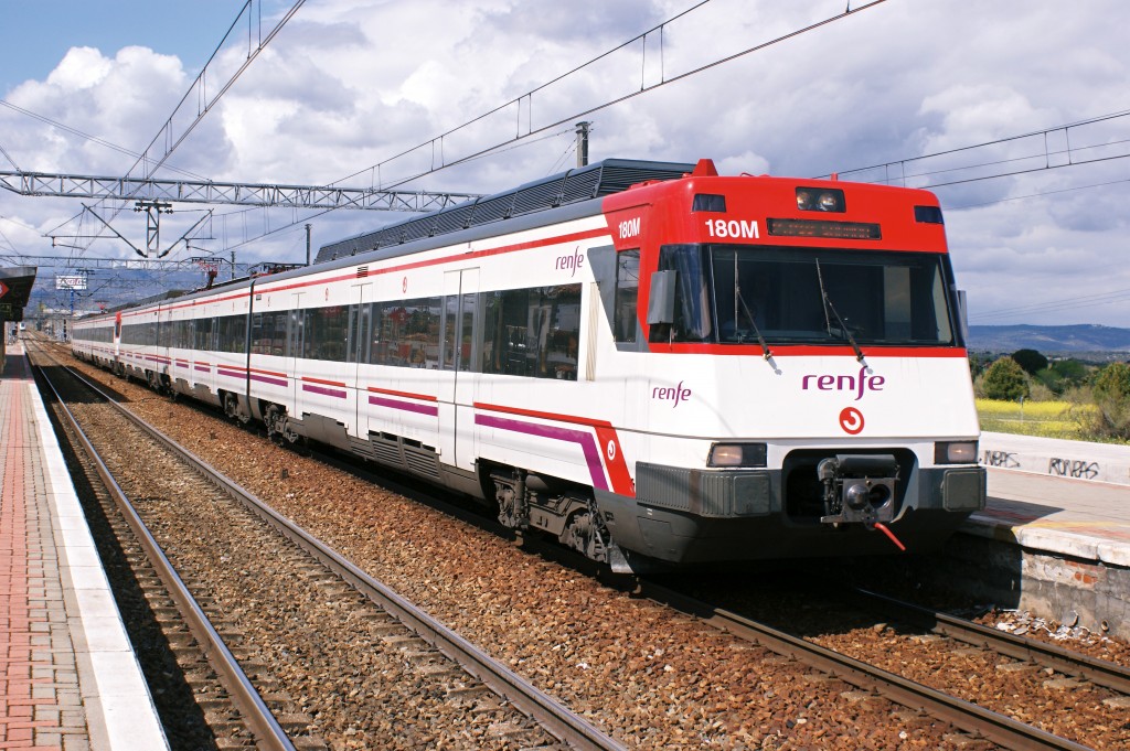 Renfe 446-090, perteneciente a una de las series de los trenes del 11-M, en la estación de Pinar. Foto: Hugh Llewelyn