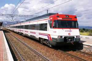 Renfe 446-090, perteneciente a una de las series de los trenes del 11-M, en la estación de Pinar. Foto: Hugh Llewelyn