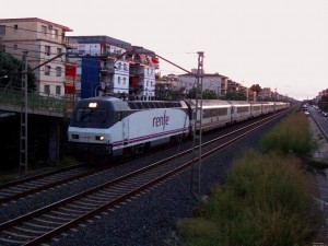 Tren Arco, de mejores prestaciones que muchos trenes europeos de larga distancia, con destinoo Barcelona en Segur de Calafell. Foto: Carlos Escribano.