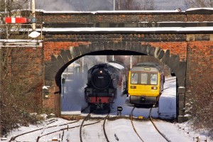 Locomotora de vapor y unidad de tren térmica juntas en Castleton, Inglaterra. Foto: Ingy The Wingy.