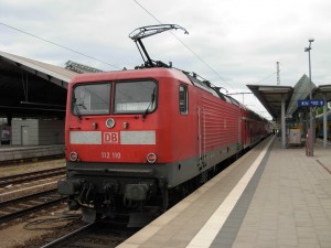 Locomotora eléctrica de la DB 112 110, con un Regional Express en Frankfurt (Oder). Foto: Miguel Bustos.