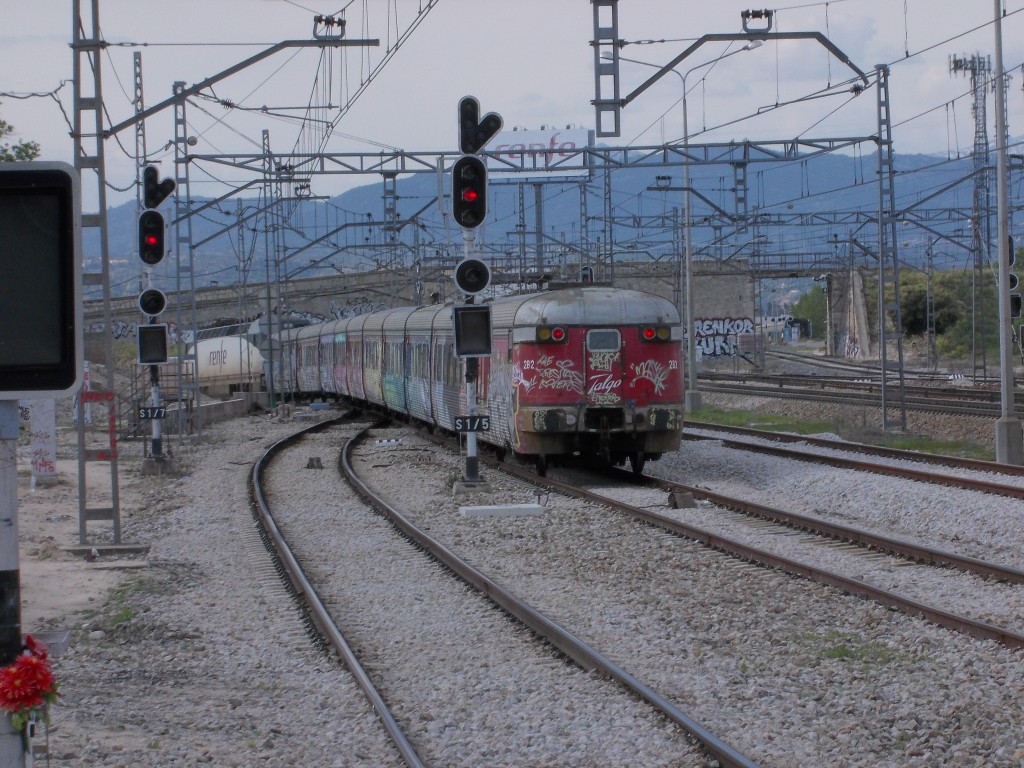 El Talgo III RD pasando por la estación de Pinar, Madrid. Foto: ELCARLOS123456