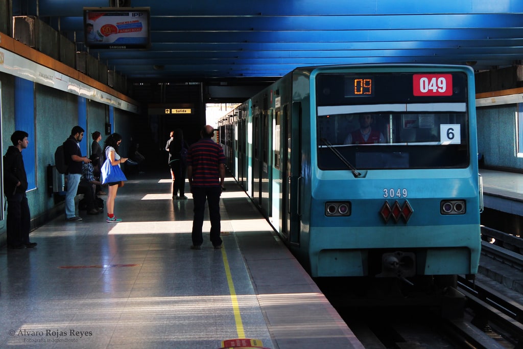 Uno de los trenes que se van a reformar entrando en la estación Toesca de la línea 2. Foto: Alvaro M. Rojas Reyes.