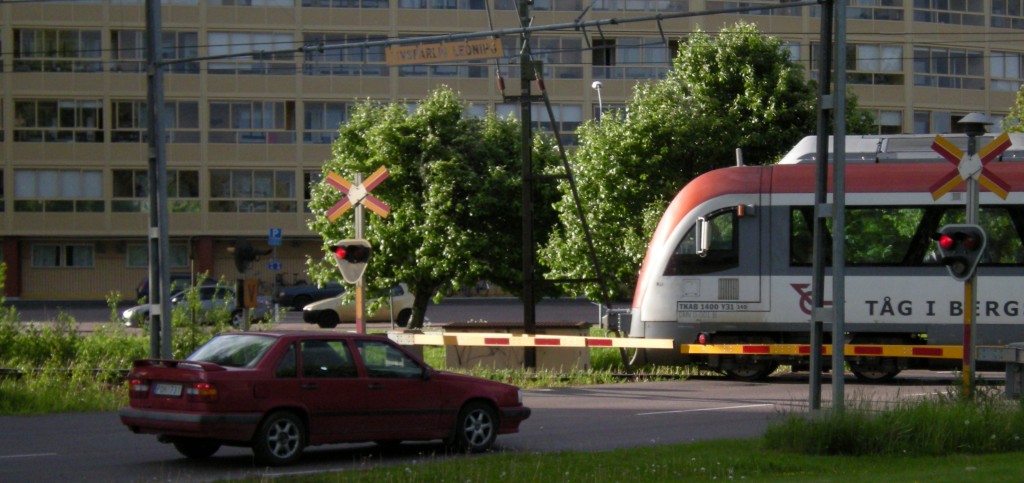 Con una buena educación, se lograría que la gente aprendiera a respetar al ferrocarril y que el tren puede matar, como hace este conductor en un paso a nivel en Borlänge, Suecia. Foto: Edaen.