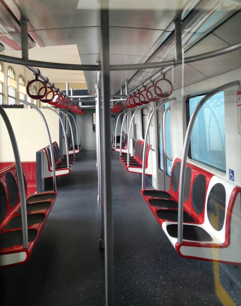Diseño del interior de los modernizados NS-74. Imagen cortesía de Metro de Santiago.