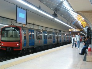 Uno de los trenes del metro de Lisboa, de la serie ML90, en la estación de Alameda. Foto: Koshelyev.