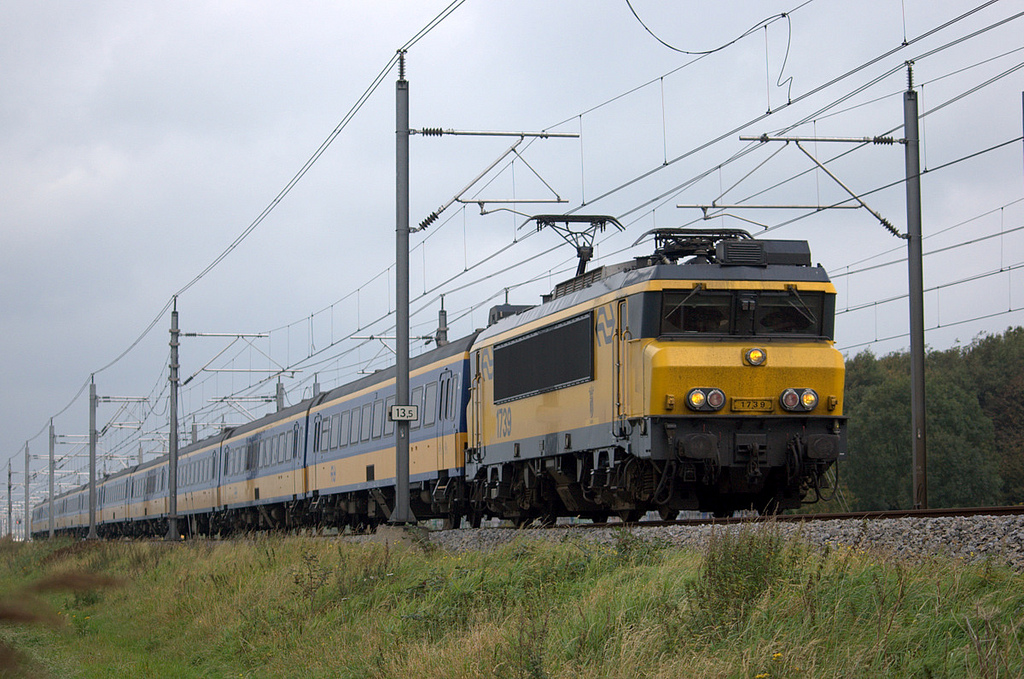 Catenaria flexible de un ferrocarril de Baambrugge, Holanda. Foto: Generaal Gibson.
