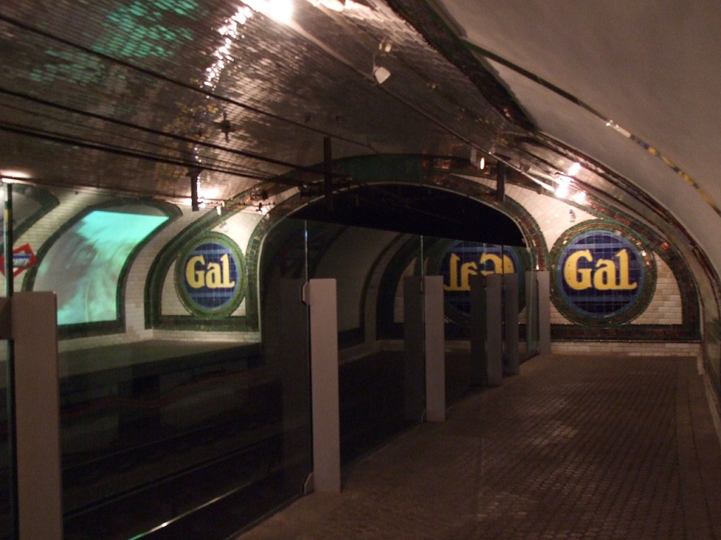 Andenes de la estación con el túnel hacia Bilbao. Foto: Museo8bits.