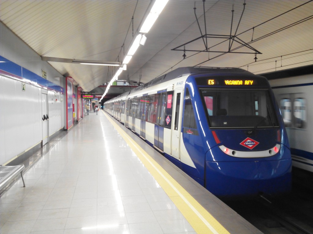 Un tren de la serie 9000 del metro de Madrid en Colombia junto a un 5000. Foto: Miguel Bustos.