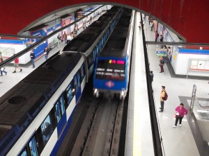 Un 9400 cruzándose con un tren 6000 en la estación de Colombia de la línea 9. Foto: Miguel Bustos.