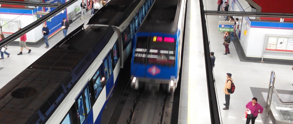 Un 9400 cruzándose con un tren 6000 en la estación de Colombia de la línea 9. Foto: Miguel Bustos.