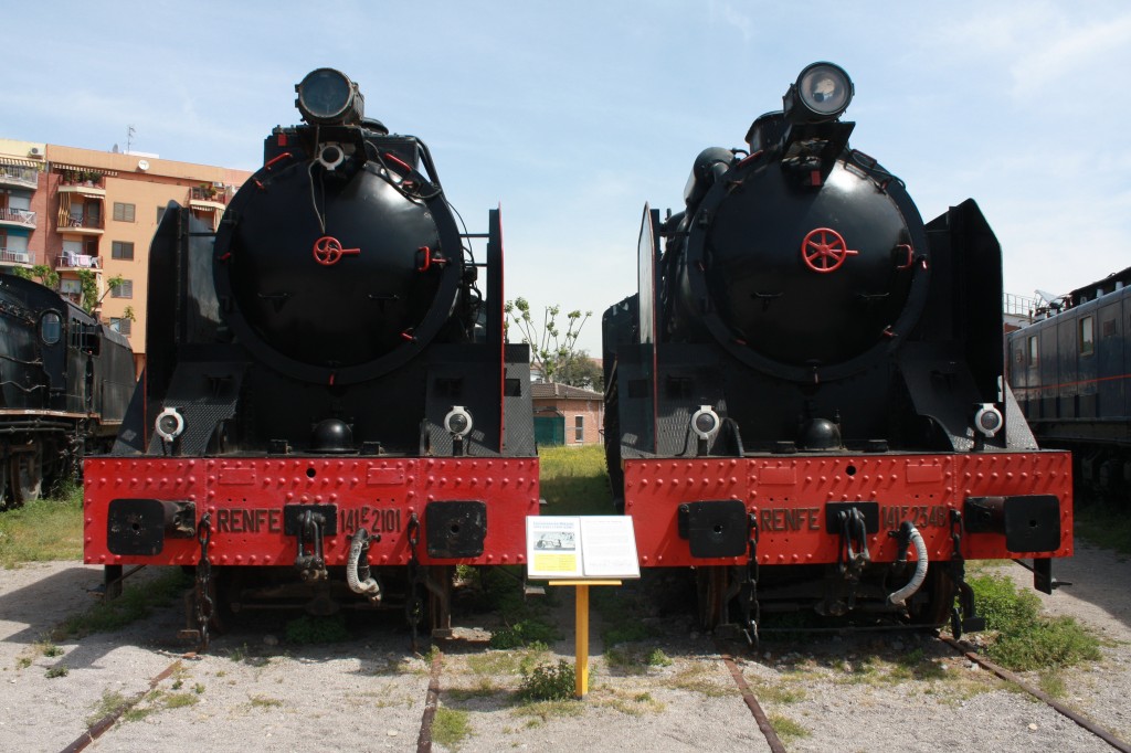 Locomotoras de vapor Mikado 141F-2101 y 141F-2348, dos trenes históricos estáticos en el Museo del Ferrocarril de Vilanova. Foto: Fernand0.