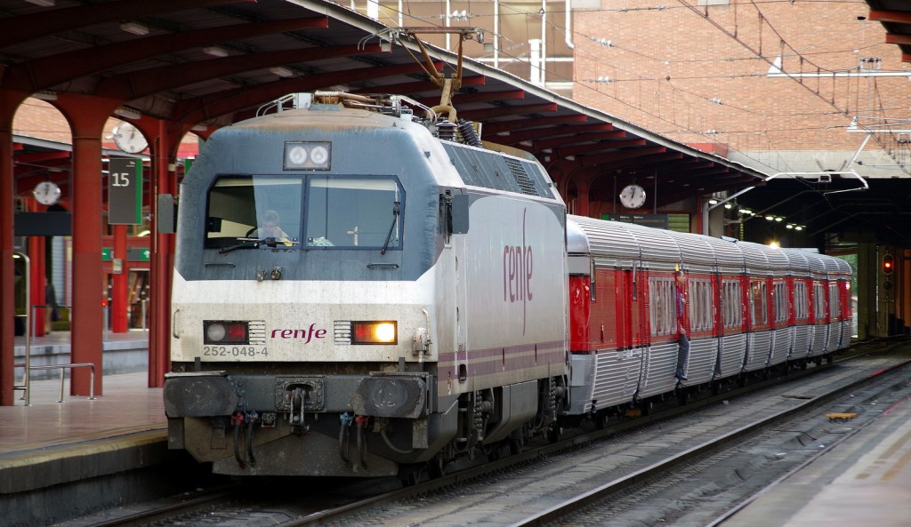 El Talgo III RD en la estación de Chamartín con la 252-048. Foto: André Marques.