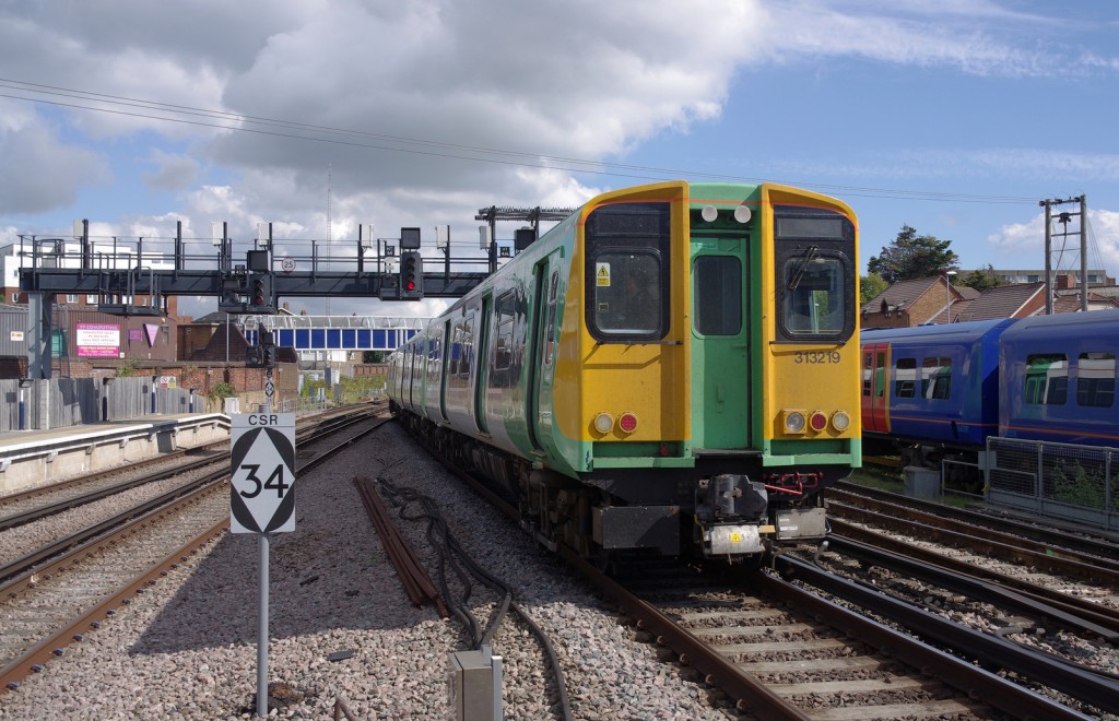 En la red ferroviaria del sur de Inglaterra, el tercer carril es lateral. En el primer bogie de este tren de la serie 313 se puede observar el patín que, en este caso, va al aire. Foto: Matt Buck