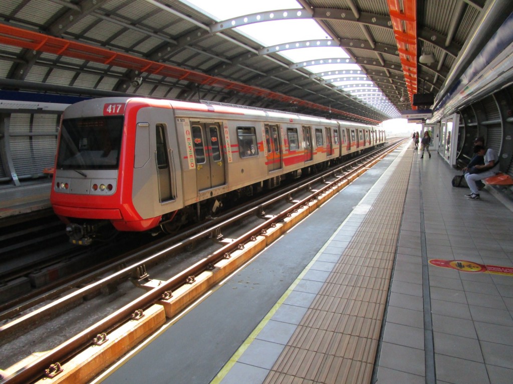 En la línea 4 del metro de Santiago de Chile se emplea un tercer carril lateral, el diseño más extendido. Foto: Miguel Bustos.