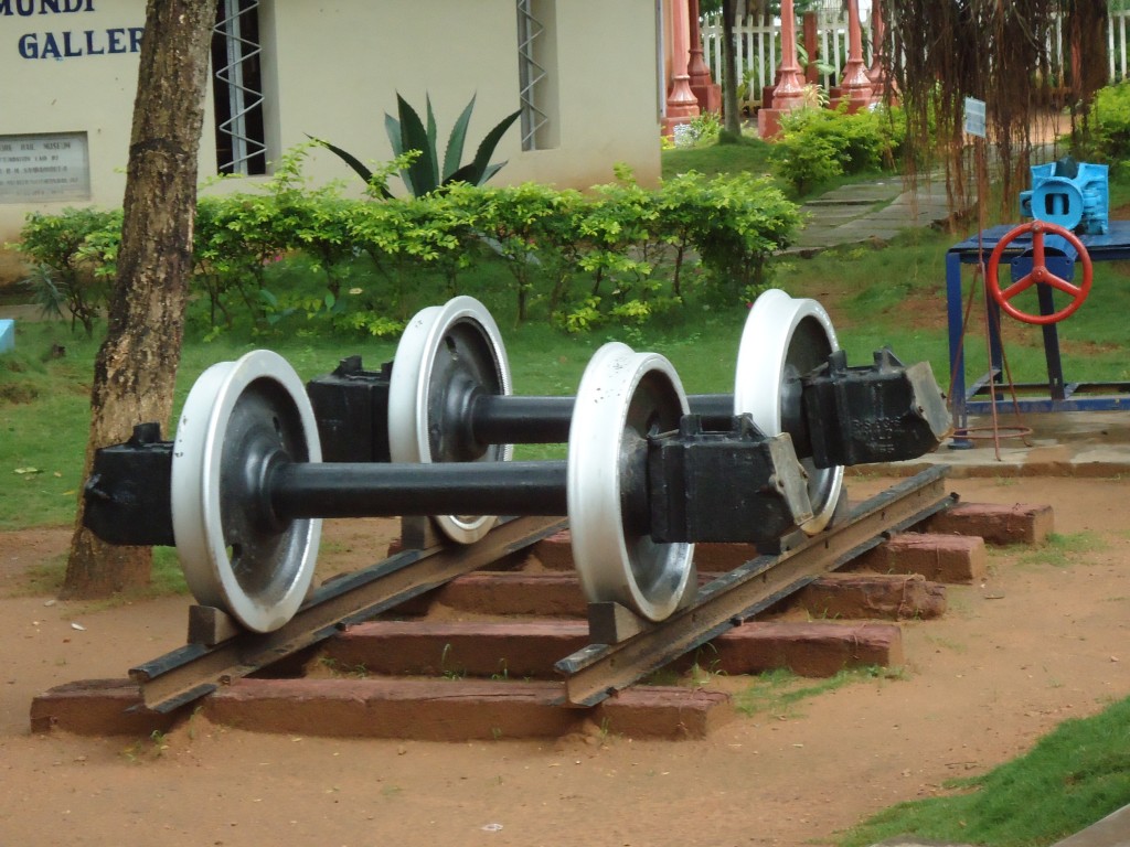 Ruedas de tren sobre unos carriles en el Mysore Railway Museum. Se puede apreciar cómo la pestaña que hay junto a las llantas permiten el guiado del tren por los carriles. Foto: Ranjithsiji.