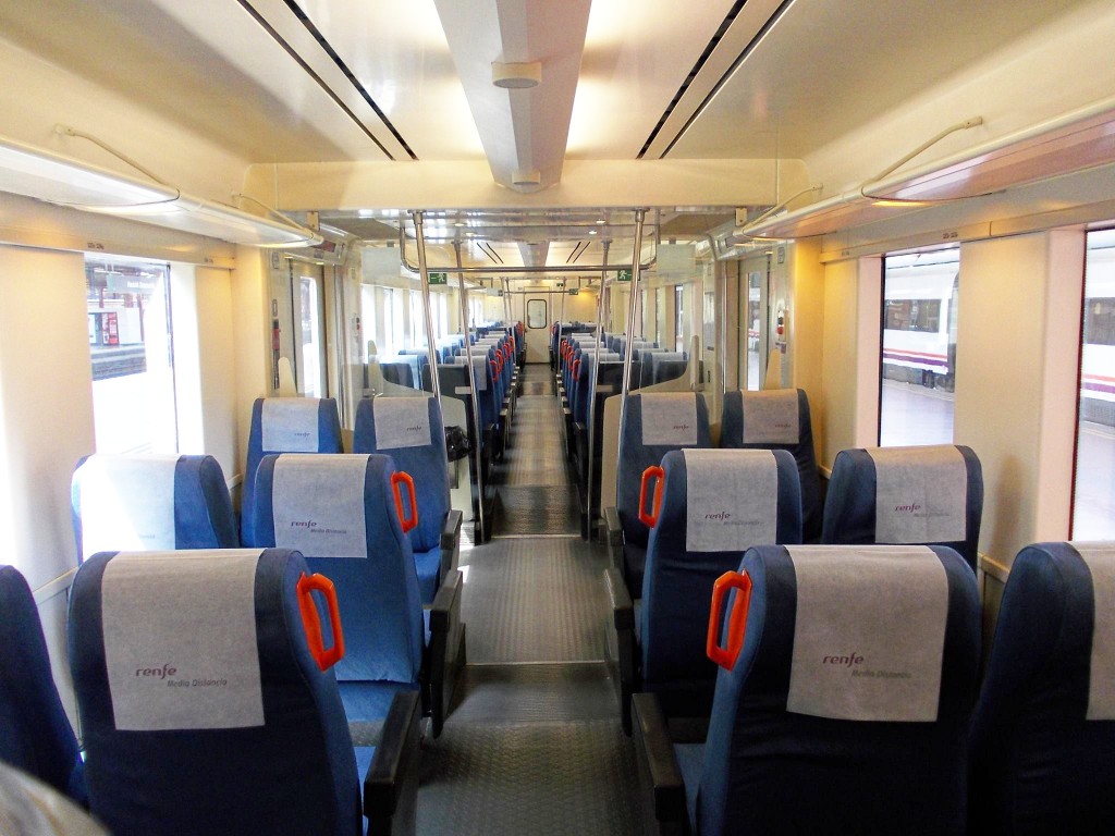 Interior del tren con asientos regionales. Foto: ELCARLOS123456.