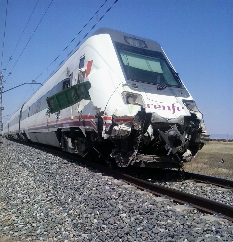 El Intercity de la serie 598 tras chocar contra el tractor. Foto: Alberto de Juan.