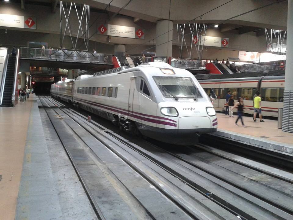 El Intercity Madrid-Valencia siendo prestado hoy por un Pendolino 490. Foto: Víctor de Paco.