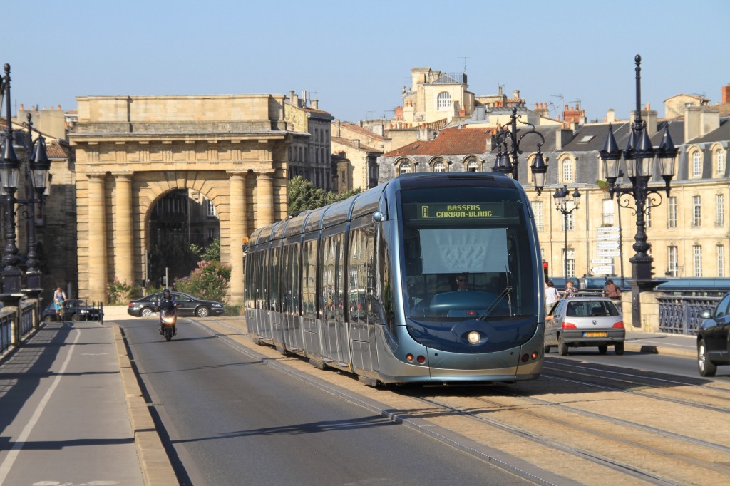 Uno de los tranvías sin catenaria "Citadis" de Alstom en Burdeos. Foto: Ian Fisher.