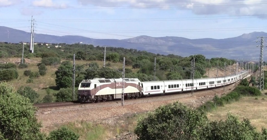 Fotograma en el que se ve a la 333-407 del Tren de la Fresa remolcando al Talgo de la Champions