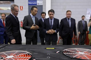 El presidente de la Comunidad de Madrid, Ignacio González, en su visita a la empresa encargada de renovar el sistema de aire acondicionado de la red de metro.