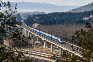 TGV de la operadora francesa SNCF pasando por encima de un tren de Renfe Cercanías en Maçanet-Massanes. Foto: Aleix Cortés.