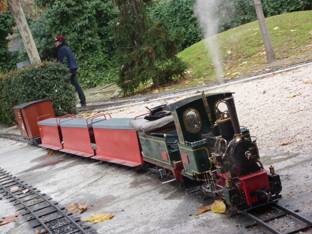 Tren con locomotora de vapor vivo en el Parque ferroviario de las Delicias, el principal de los trenes de jardín de Madrid, en el museo del ferrocarril de Madrid. Foto: Miguel Bustos.